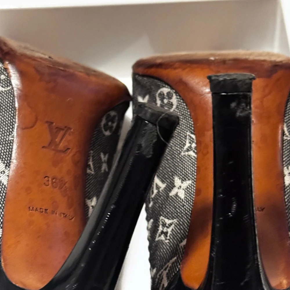 AUTHENTIC Louis Vuitton LV Monogram Chain-Link Accents Pumps